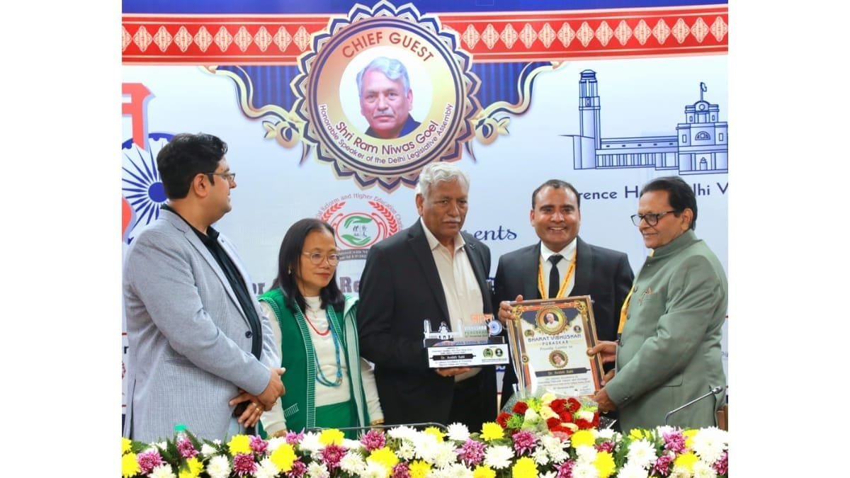 Dr. Avnish Rahi received “Bharat Vibhushan” National Award in Delhi Legislative Assembly